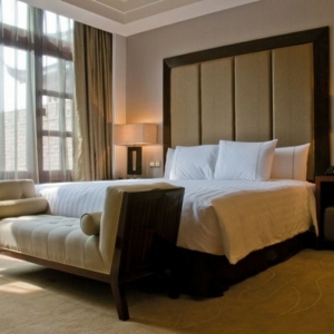 Двуспальная кровать в гостинице в Калининграде